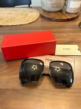 Fendi Oversized F0402/s Black Square Sunglasses